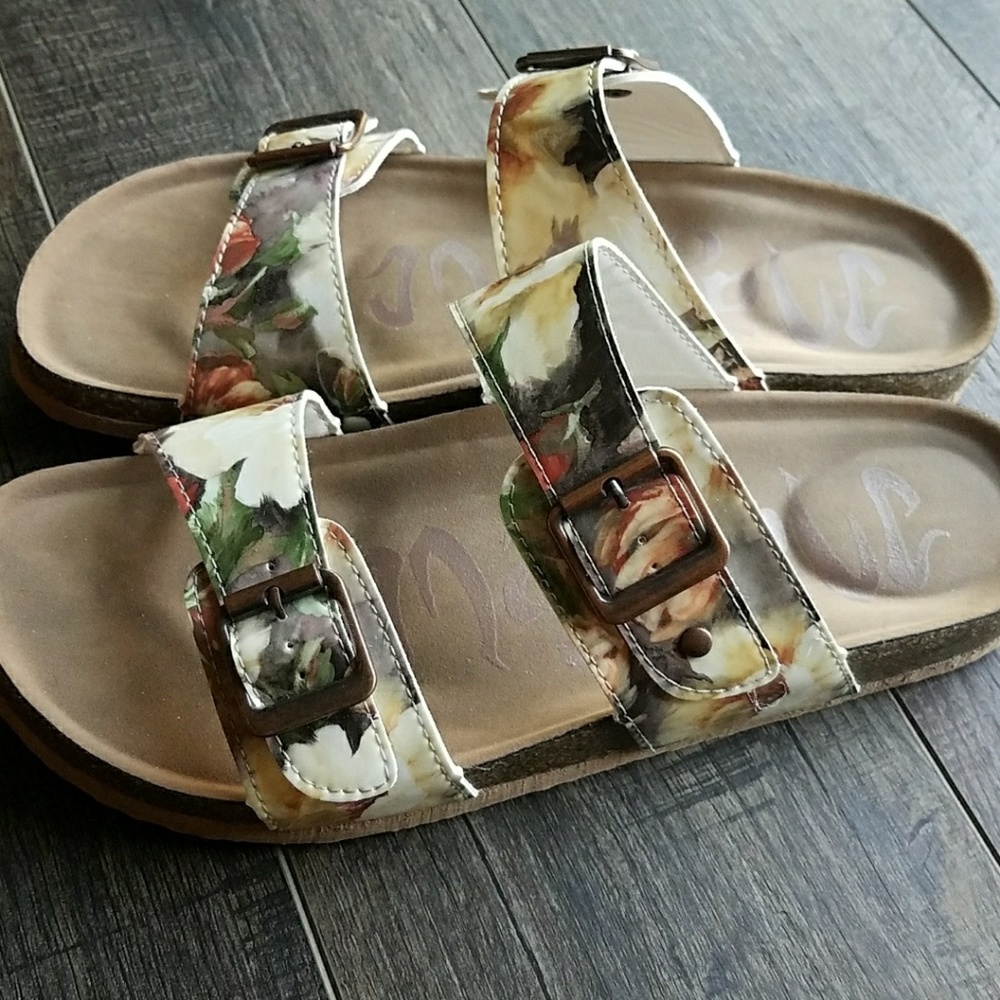 Mad Love flat bed sandals